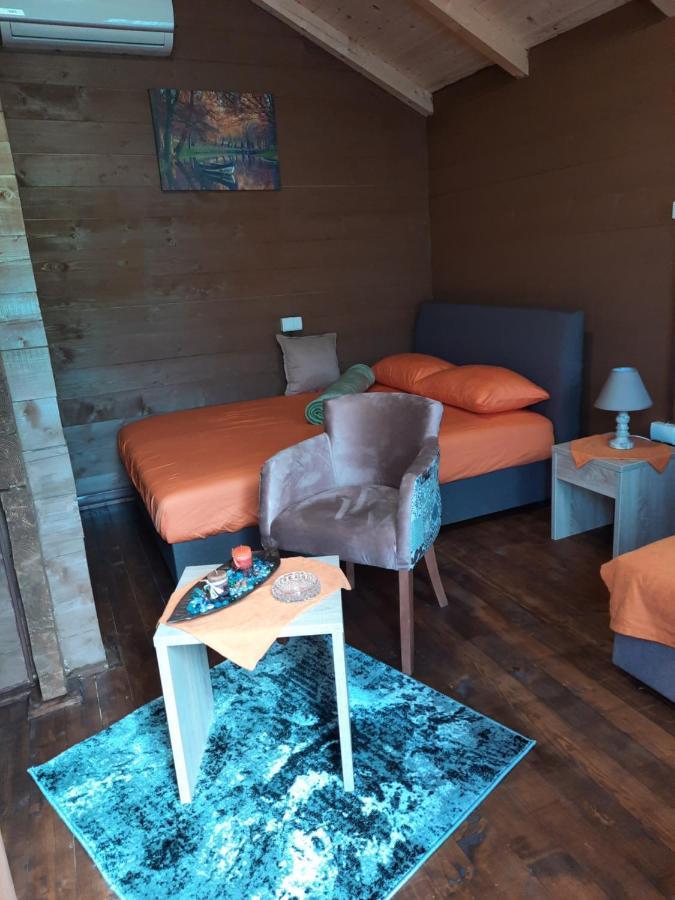 Mali Raj Apartmani เซทินเจ ภายนอก รูปภาพ