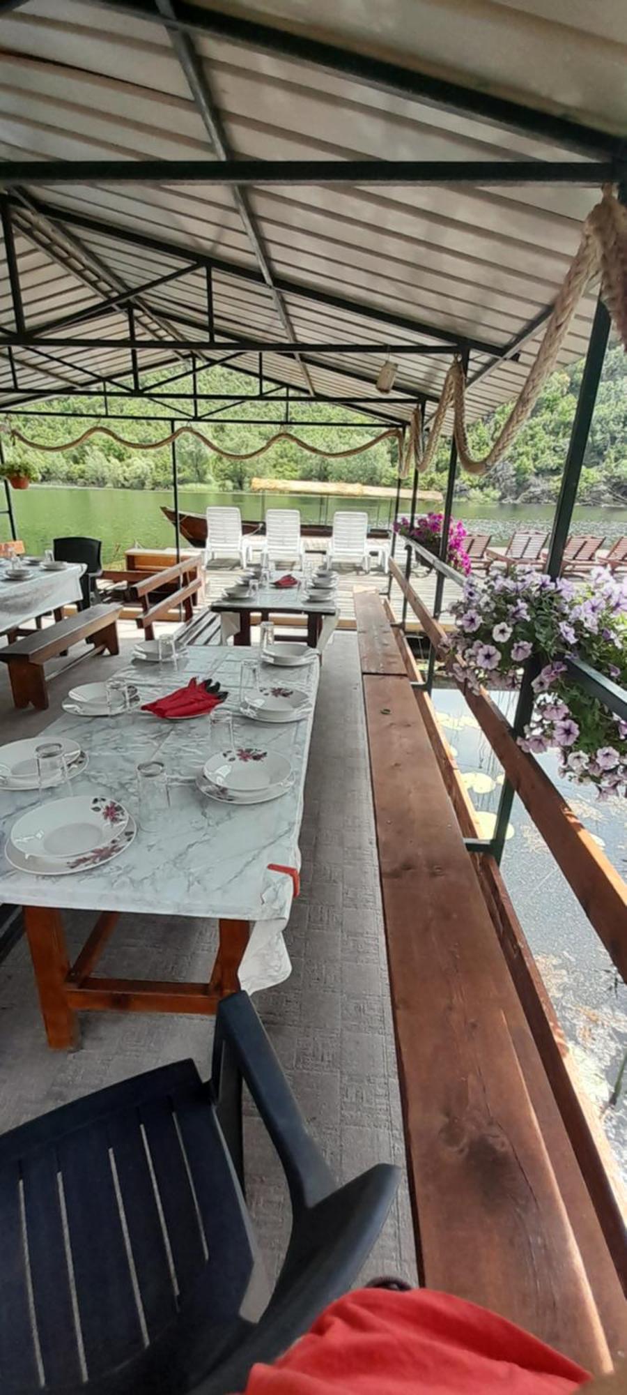 Mali Raj Apartmani เซทินเจ ภายนอก รูปภาพ